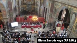 Собрание проходило в соборном храме святого Пантелеймона и началось с выноса Евангелия на абхазском языке, изданного в 1912 году