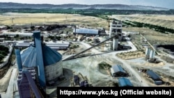 Кыргызстандагы цемент заводдорунун бири. Иллюстрациялык сүрөт.