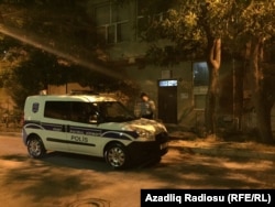 Polis "Qanun"un binası önündə