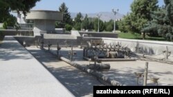 Aşqabadın Qaraşsızlıq parkındakı fəvvarələrin çoxu işləmir.