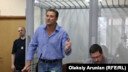 Адвокат Валентин Рибін і експерекладач Гройсмана Станіслав Єжов у суді, Київ, 23 травня 2019 року