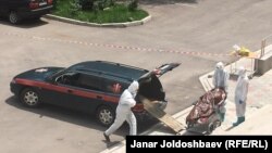 Бишкектеги Кыргыз-Түрк ооруканасында коронавирустан каза болгон бейтаптын сөөгүн машинеге жүктөп жаткан медицина кызматкерлери. 7-июль. Июнь айынын этегинде Кыргызстанда СOVID-19 илдети күчөп, ооруканалар бейтаптарга толду. Бул учур кыргыз тарыхында «кара июль» катары катталып калды. Июлдун ортосунда вирустан бир күндө каза болгондор рекорддук чекке жетип 100 адамдан ашты.