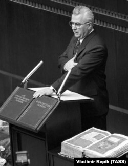 در زمان ادای سوگند ریاست جمهوری در پنجم دسامبر ۱۹۹۱