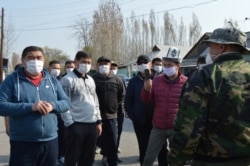 Камчыбек Ташиев в селе Сузакского района, где введен карантин.