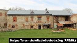 Частково відремонтована будівля замку, в якій розгорнули експозицію
