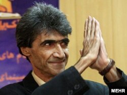 یک مشکلی که گاهی با این دستگاه سانسور چه در آن حکومت و چه امروز رو به رو می‌شویم این است که یک نوع فیلمی را گاهی به ما پیشنهاد می‌کنند که اصلا ما بلد نیستیم بسازیم و وقتی می‌گویی نمی‌کنم پای چیز دیگری می‌گذارند.