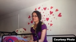 Индийская студентка в общежитии