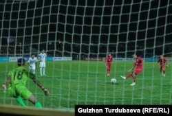 Эдгард Бернхардттын пенальти тээп жаткан учуру.