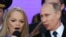 Владимир Путин и певица Лариса Долина поют российский гимн на концерте по случаю первой годовщины присоединения Крыма к России, 18 марта 2015 года (иллюстративное фото)