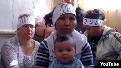 Пәтерлерінен айырылып, аштық жариялап отырған борышкерлер. Алматы, 21 қазан 2013 жыл. (Көрнесі сурет)