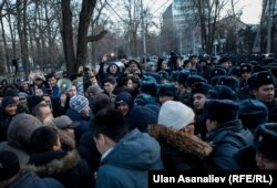 Supporters of Kyrgyz Omurbek Tekebaev demonstrate against his arrest in Bishkek on February 26