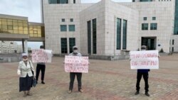 Жители города Жанаозена, вышедшие на акцию протеста в центре Нур-Султана. 25 июня 2020 года.