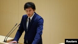 Выявить авторов и заказчиков скандального видео обещал и главный оппонент Беселия внутри команды, спикер парламента Ираклий Кобахидзе