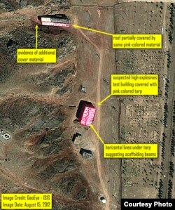 ۲۵ مرداد ۱۳۹۱- سالنی که گمان می‌رود محل انجام آزمایش‌های مربوط به تسلیحات هسته‌ای است به طور کامل زیر پوششی از برزنت صورتی رنگ استتار شده است.