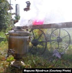 Самавар пыхціць. Яму больш за сто год