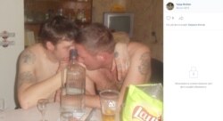 На пальцах россиянина "набита" сдвоенная руна "зиг". Это - знак СС, "охранного отряда" нацистов в Германии