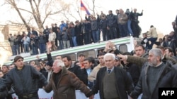 Armenia -- Supporters of opposition presidential candidate Levon Ter-Petrossian make a human chain as they protest in Yerevan, 01Mar2008
