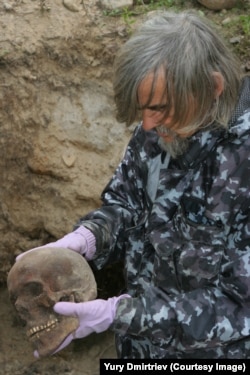 Юрій Дмитрієв на місці розкопок на Соловках