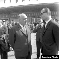 Александр Дубчек встречает Тодора Живкова в аэропорту Праги. Апрель 1968 года. Фото из архива БТА