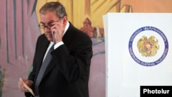 Armenia - Former President Levon Ter-Petrosian votes in parliamentary elections, Yerevan, 6May2012.