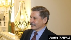 Роберт Миңнуллин бүләк тапшыру тантанасыннан соң