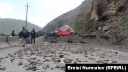 Келдибековдун тарапташтары бууган жол. Алай. 17-июнь, 2014-жыл.