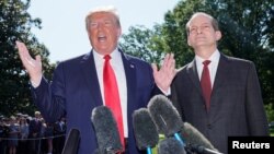 Доналд Тръмп и министърът на труда Александър Акоста