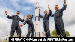 Inspiration4 экипажынын мүчөлөрү космоско учуу алдында. 15-сентябрь, 2021 -жыл.