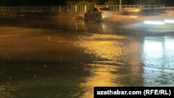 Köçeleriň gyralaryndaky basketlere hem suw siňip ýetişmeýärdi, 20-nji iýul, Aşgabat.