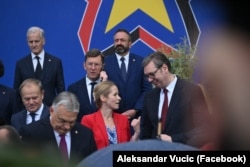 Очільниця європейської дипломатії Кая Каллас розмовляє з президентом Вучичем під час саміту Європейської політичної спільноти в Тирані. Травень 2025 року