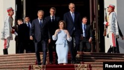 Президентка Молдови Мая Санду, прем'єр-міністр Польщі Дональд Туск, президент Франції Емманюель Макрон та канцлер Німеччини Фрідріх Мерц прибувають на спільне фотографування після зустрічі в президентському палаці в столиці Молдови. Кишинів, Молдова, 27 серпня 2025 року