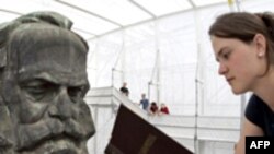 ناشران و کتابفروشان در آلمان می‌گویند آثار مارکس اين روزها به سرعت و در ابعاد بی‌سابقه‌ای به فروش می‌رسد. (عکس:AFP)