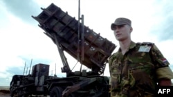 یک توپخانه از سامانه موشکی پاتریوت در فرودگاه نظامی دیاربکر ترکیه، مارس ۲۰۰۳