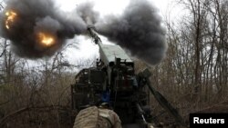 Ілюстраційне фото. Український військовий веде вогонь із гаубиці «Богдана» на лінії фронту на Донеччині, квітень 2025 року