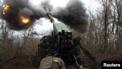 Українські військові ведуть вогонь на Покровському напрямку, 6 квітня 2025 року