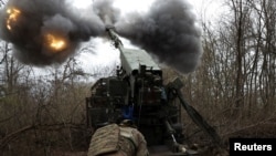 Военные ВСУ стреляют из самоходной артиллерийской установки «Богдана» украинского производства, иллюстративное фото