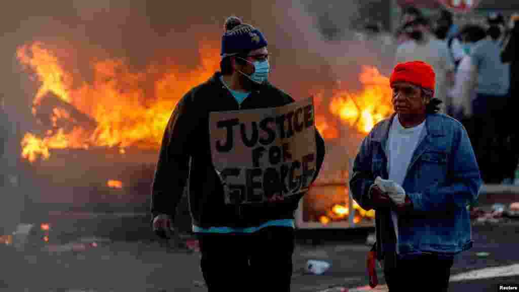 Полиция ашыгыч ярдәм чакыра һәм табиблар Флойдны якындагы хастаханәгә алып китә. Соңрак аның үлеме хәбәр ителә. Полициянең бу гамәлләре Миннеаполиста киңкүләм протестларга сәбәп булды, афроамериканның үлеменнән соң берничә сәгать узуга чуалышлар башлана.