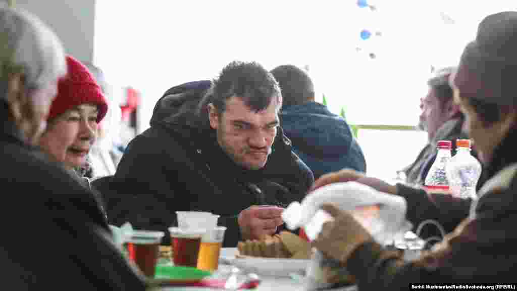 До свята волонтери почали готуватися за кілька місяців, щоб підготувати подарунки, прикрасити зали, вручити гостям письмові запрошення 