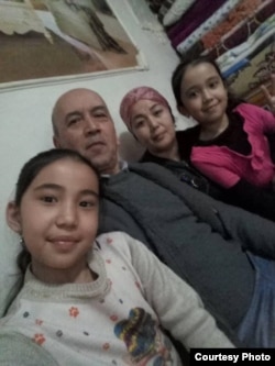 Мадина атасы, апасы жана кичүү сиңдиси менен.