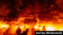 Протистояння з силовиками, Майдан, зима 2014 року (©Shutterstock)