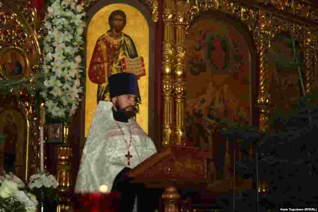 Священник Александр Суворов зачитывает послание Патриарха Московского и всея Руси Кирилла. Алматы, 7 января 2014 года.
