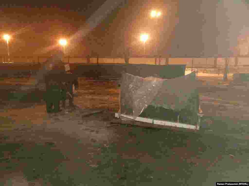 Менавіта так выглядаў лягер актывістаў Маладога Фронту ў першую ноч. Пад даждом і мокрым сьнегам. Нават бяз вогнішча, бо ўвесь час яго тушылі будаўнікі, якія не пакідалі пляцоўкі нават уначы. Да самай раніцы падавалася, што дапамогі больш ня будзе.