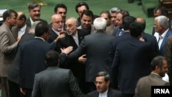 علی اکبر صالحی و محمد جواد ظریف در صحن مجلس.