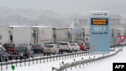 Франция. Парижге кетчү А10 кан жолунун боюндагы  "Жол кылдат тазаланып жатат" деген жазуу.  20-декабрь 2010