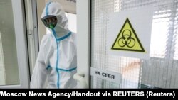 Медицинский работник одной из больниц в Москве. Иллюстративное фото. 