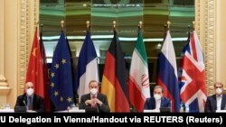 انریکه مورا، معاون مسئول سیاست خارجی اتحادیه اروپا، و عباس عراقچی، معاون وزیر خارجه ایران، پیش از شروع یکی از نشست‌های مذاکرات در وین