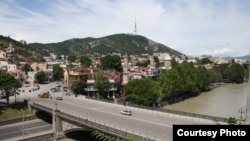 Наличие лишь двух главных противоборствующих политических центров признают все. Интрига одна: кому достанется золото, а кому – серебро?