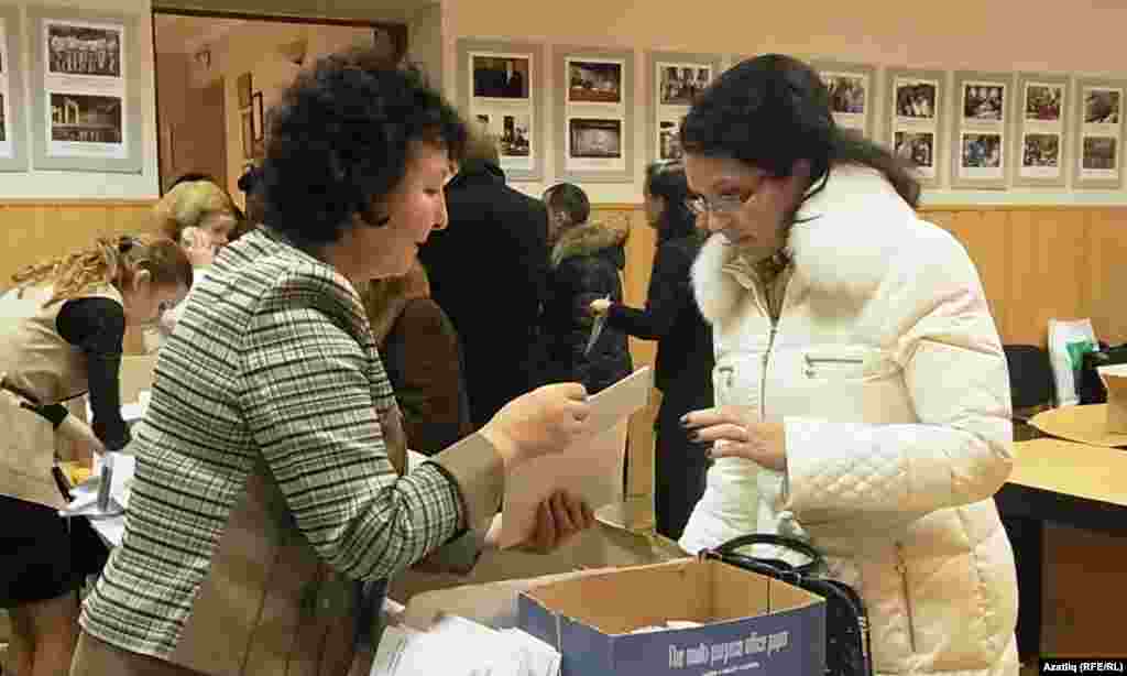 Казаннан вәкил буларак килгән танылган җырчы Зәйнәп Фәрхетдинова корылтайда катнашу өчен теркәлә 