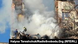 Російський ракетний удар по Тернополю 19 листопада обвалив шість поверхів житлового будинку і спричинив пожежу. Загинули 35 людей, серед них 7 дітей. Тернопіль вважається тиловим містом, туди переїхало багато переселенців з Донбасу та півдня України