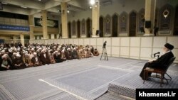 تصویر جلسه درس خارج فقه خامنه‌ای در روز ۴ اسفند که در شبکه‌های اجتماعی حاشیه‌ساز شد.